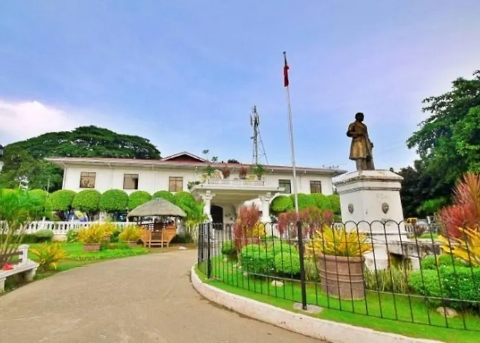 Retreat To A Stylish Flat W/ Balcony + Garden View * Liloan