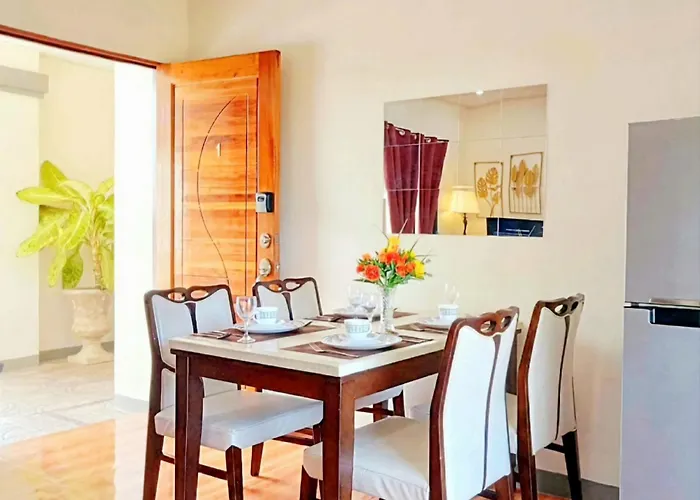 Retreat To A Stylish Flat W/ Balcony + Garden View アパート *