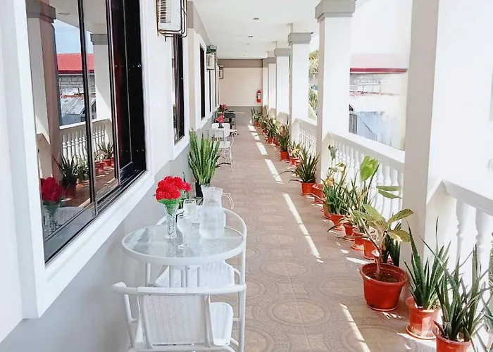 Retreat To A Stylish Flat W/ Balcony + Garden View * Liloan